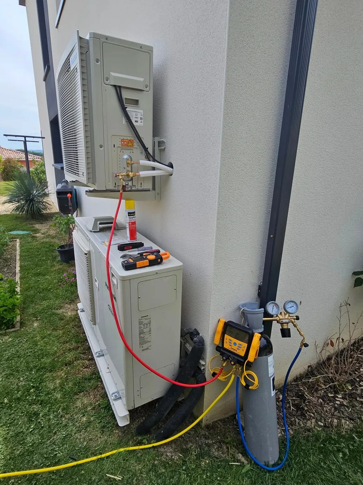 Installation de pompe à chaleur avec vérification des connexions frigorifiques par un chauffagiste.